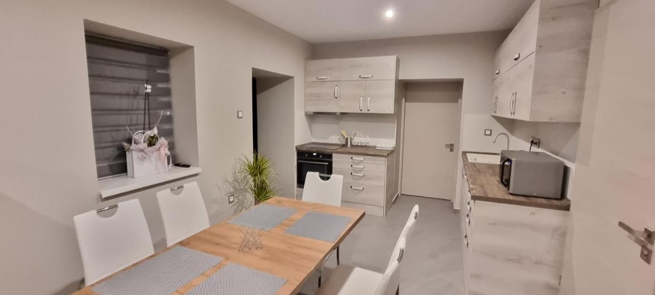 Hos-Cegledi Vendeghaz Miskolc -Oenallo Otthon, Mely Csak Az Oenoeke Exteriör bild