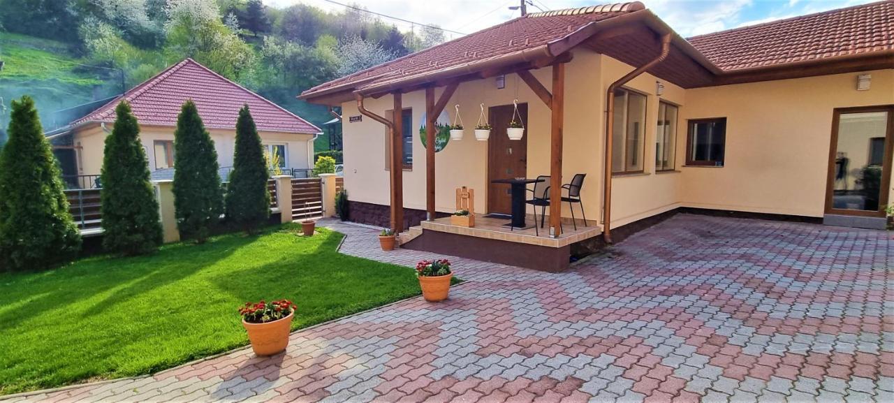 Hos-Cegledi Vendeghaz Miskolc -Oenallo Otthon, Mely Csak Az Oenoeke Exteriör bild