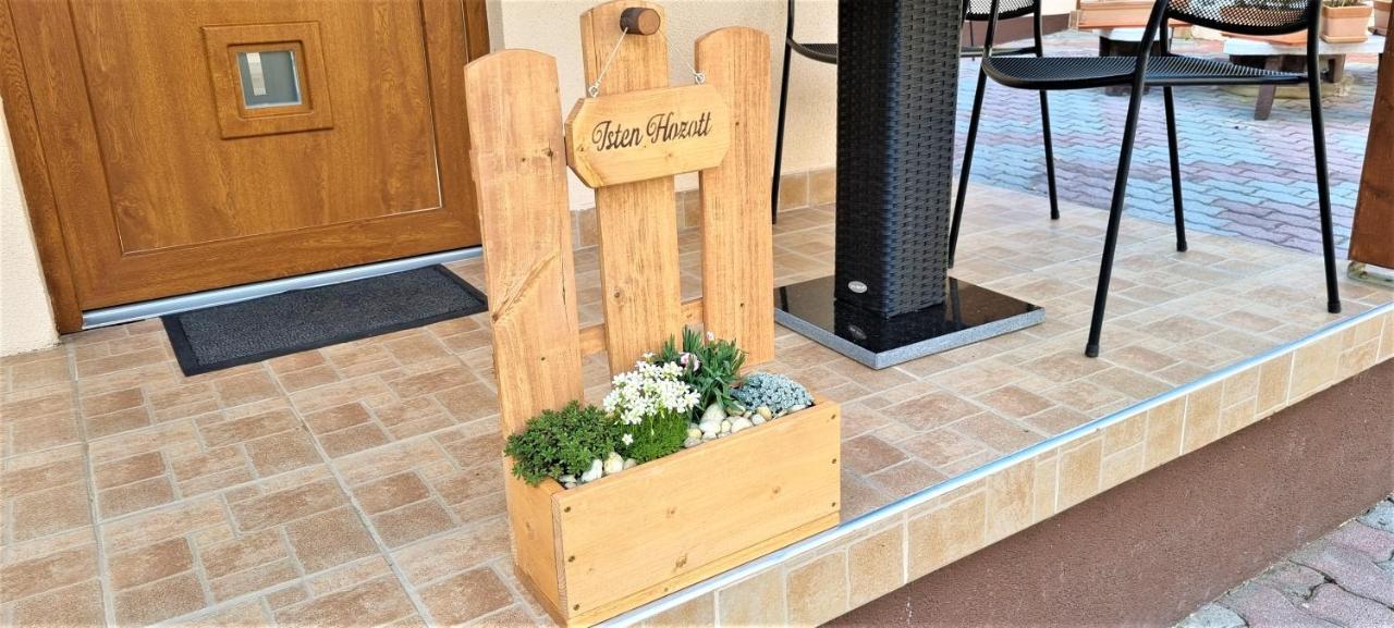 Hos-Cegledi Vendeghaz Miskolc -Oenallo Otthon, Mely Csak Az Oenoeke Exteriör bild